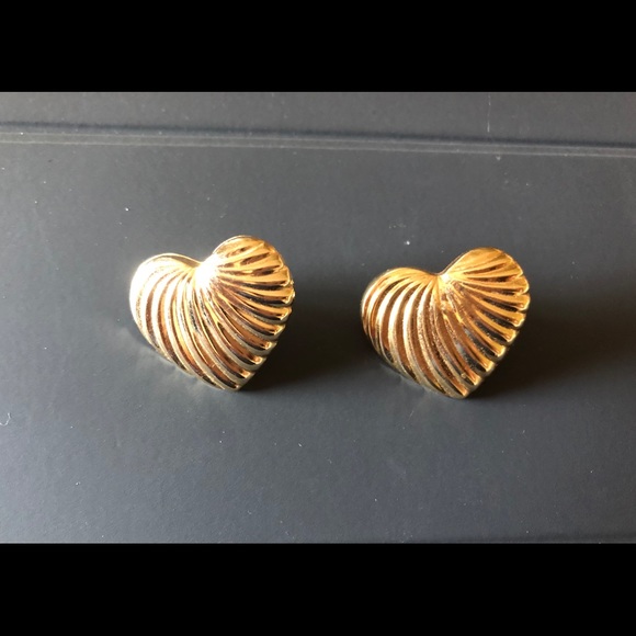 14 kt heart post earrings - Picture 2 of 3